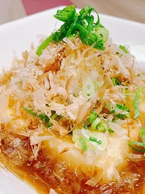 かつお節とねぎをのせた豆腐料理