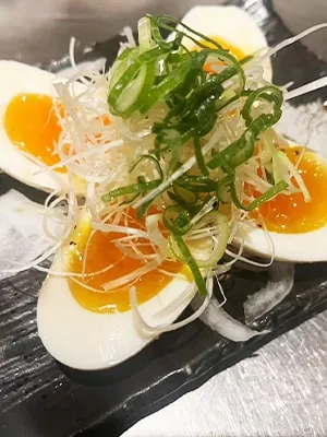 白髪ねぎをのせた半熟の煮卵