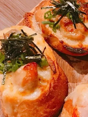 チーズと刻みのりをのせた焼き物