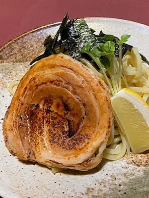 炙りチャーシューをのせた麺