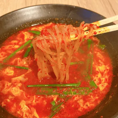 唐辛子とニラ、卵が入った辛麺