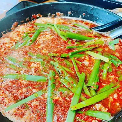 ニラがたっぷりのった辛麺
