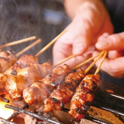 炭火で焼き上げる焼き鳥