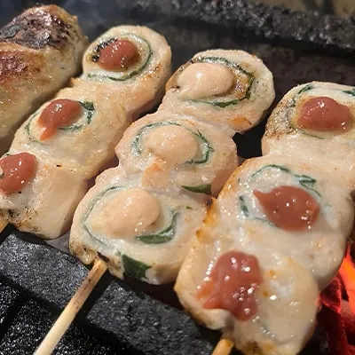 大葉と梅肉をのせたささみの焼き鳥