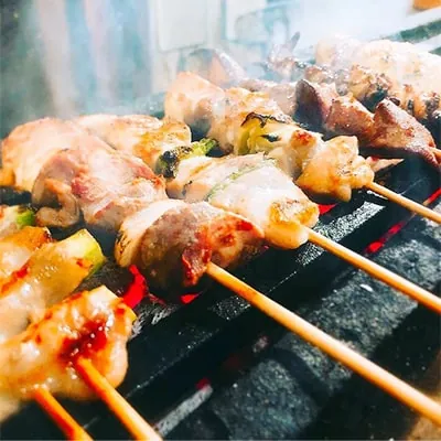 炭火で焼かれる串焼き